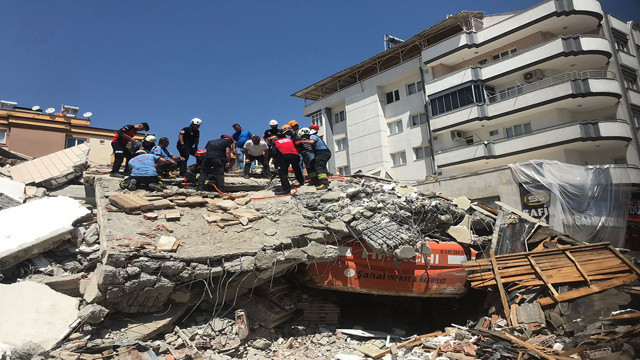 Gaziantep'te hasarlı bina kepçe operatörünün üzerine yıkıldı! - Resim: 1