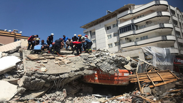 Gaziantep'te hasarlı bina kepçe operatörünün üzerine yıkıldı! - Resim: 2