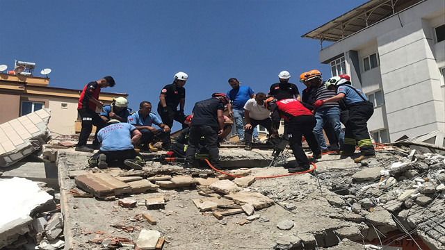 Depremde hasar gören bina kepçe operatörünün üzerine yıkıldı! - Resim: 1