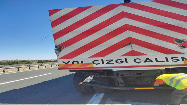 Kontrolünü kaybeden araç yol çizgisi yapan kamyona çarptı: 1 yaralı - Resim: 0