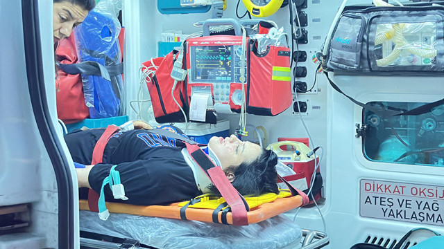 Ticari taksi ve otomobil kafa kafaya çarpıştı: 3 yaralı - Resim: 1