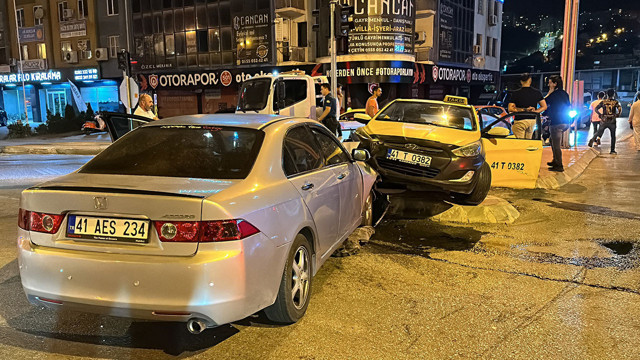 Ticari taksi ve otomobil kafa kafaya çarpıştı: 3 yaralı - Resim: 0