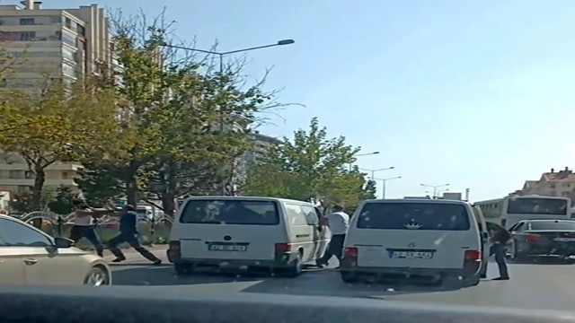 Konya'da tekmeli tokatlı trafik kavgasında ilginç anlar! Minibüsün camından atlayıp kavgaya karıştı - Resim: 1