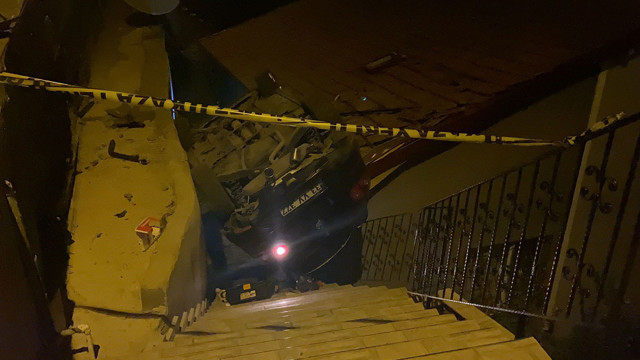 Silahlı saldırıdan kaçmaya çalışırken aracıyla 100 metre uçup evin çatısına girdi! - Resim: 0