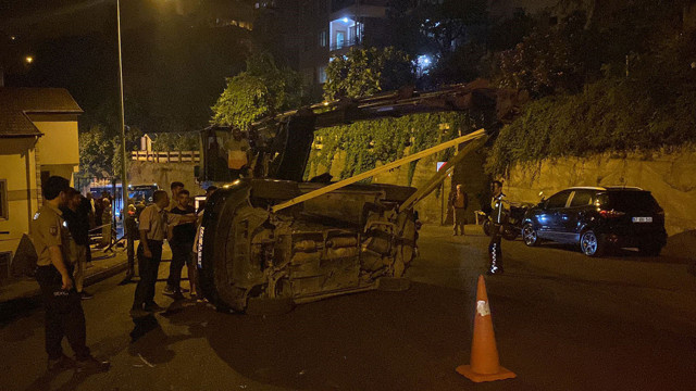 Silahlı saldırıdan kaçmaya çalışırken aracıyla 100 metre uçup evin çatısına girdi! - Resim: 1