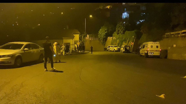 Silahlı saldırıdan kaçmaya çalışırken aracıyla 100 metre uçup evin çatısına girdi! - Resim: 2