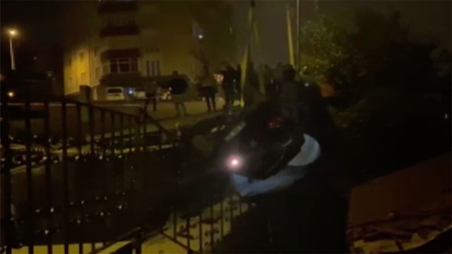 Silahlı saldırıdan kaçmaya çalışırken aracıyla 100 metre uçup evin çatısına girdi! - Resim: 3