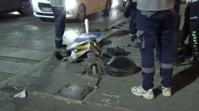 Motosiklete çarpmamak için manevra yapan araç yayaya çarptı! 4 kişi yaralandı - Resim: 0