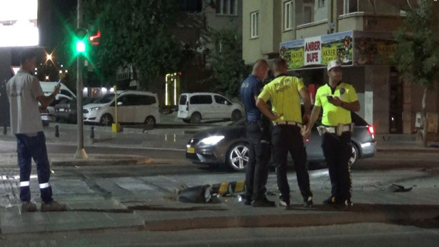 Motosiklete çarpmamak için manevra yapan araç yayaya çarptı! 4 kişi yaralandı - Resim: 1