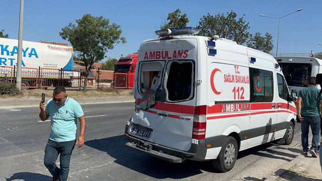 Eskişehir'de beton mikseri önce yolcu otobüsüne, sonra ambulansa çarptı - Resim: 1