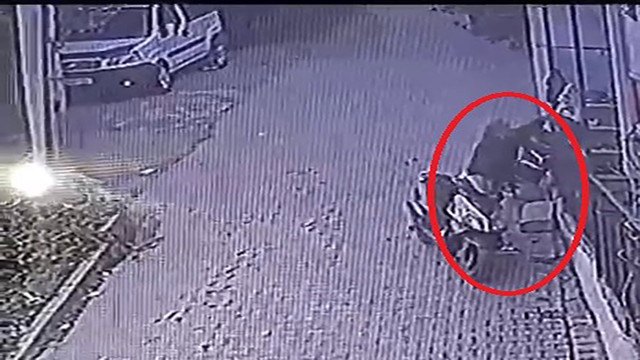 Böyle hırsızlık görülmedi! Motosikletle gelip ipte asılı çamaşırları seçerek çaldılar - Resim: 2