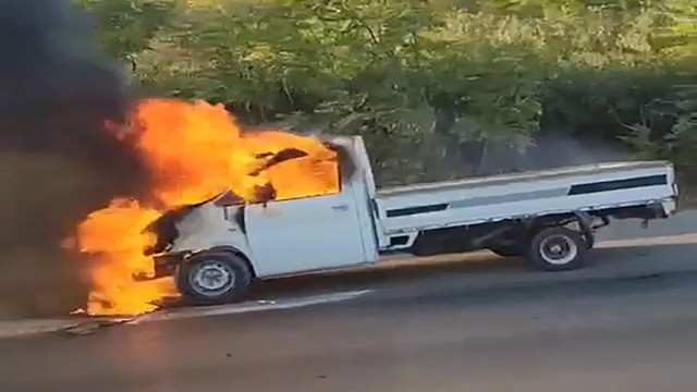 Bursa'da seyir halindeki kamyonet alev alev yandı! - Resim: 1
