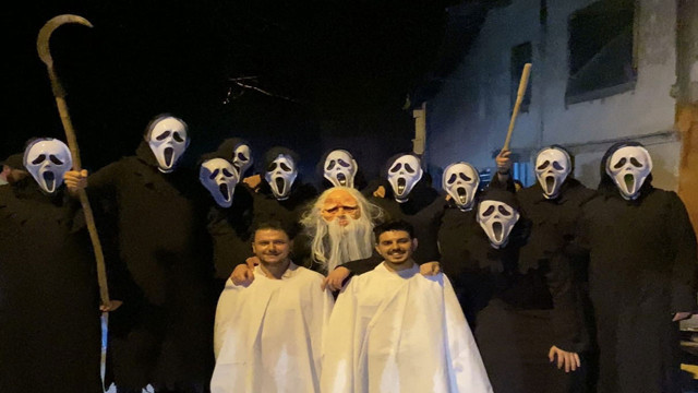 Bursa'da damat eğlencesi akılları aldı! Kostümlü halleriyle film sahnelerini aratmadılar - Resim: 0