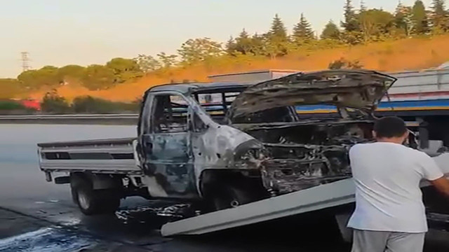 Bursa'da seyir halindeki kamyonet alev alev yandı! - Resim: 2