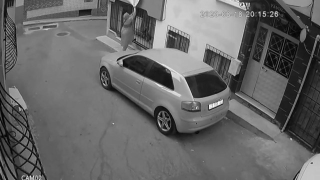 Böyle hırsızlık görülmedi! Motosikletle gelip ipte asılı çamaşırları seçerek çaldılar - Resim: 0