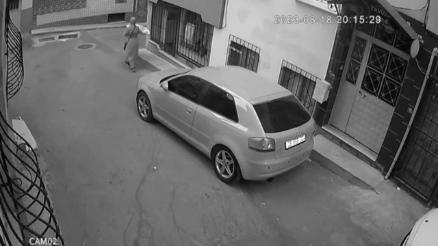 Böyle hırsızlık görülmedi! Motosikletle gelip ipte asılı çamaşırları seçerek çaldılar - Resim: 1