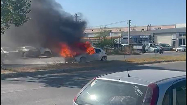 Şanssızlığın bu kadarı! Yeni aldığı otomobili gözlerinin önünde alev alev yandı - Resim: 0