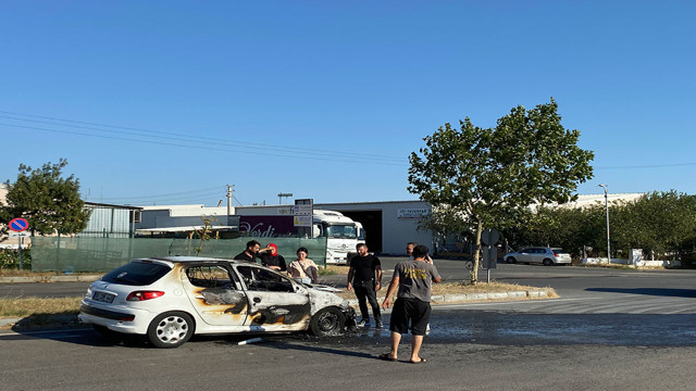 Şanssızlığın bu kadarı! Yeni aldığı otomobili gözlerinin önünde alev alev yandı - Resim: 1