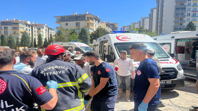 Nevşehir'de inşaat iskelesi işçilerin üzerine çöktü! 1 ölü 2 yaralı - Resim: 1