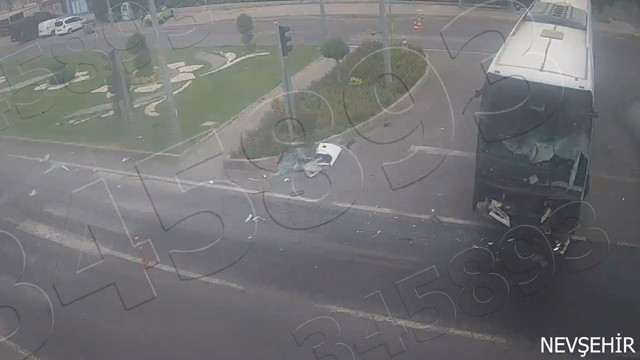 Turist dolu otobüs tıra çarptı! Dehşet anları kameraya yansıdı - Resim: 0