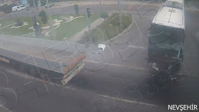 Turist dolu otobüs tıra çarptı! Dehşet anları kameraya yansıdı - Resim: 1