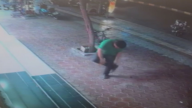 Husumetlilerinin kıraathane çıkışına kurşun yağdırdı! 3 kişiyi yaraladığı anlar kameraya yansıdı - Resim: 0