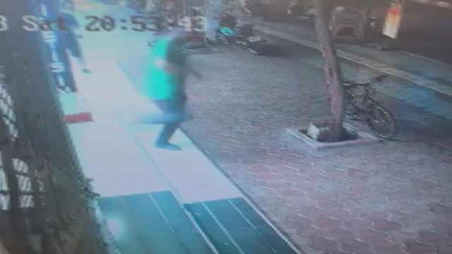 Husumetlilerinin kıraathane çıkışına kurşun yağdırdı! 3 kişiyi yaraladığı anlar kameraya yansıdı - Resim: 1