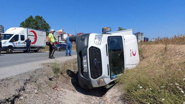 Samsun'da korkunç kaza! Türk Kızılay kan toplama aracı devrildi: 1 yaralı - Resim: 1