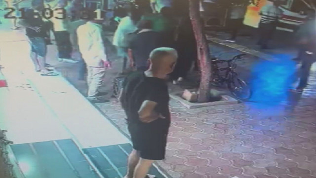 Husumetlilerinin kıraathane çıkışına kurşun yağdırdı! 3 kişiyi yaraladığı anlar kameraya yansıdı - Resim: 2