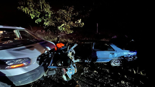 Şanlıurfa'da kamyonete çarpan otomobil hurdaya döndü: 2 yaralı - Resim: 0