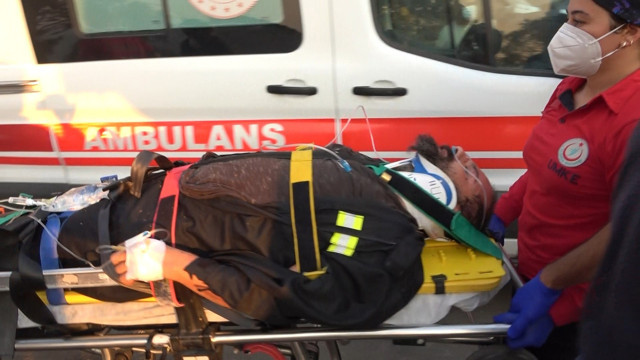 Orman yangınına müdahale ederken üzerine ağaç devrildi - Resim: 1