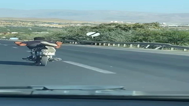 Elazığ'da motosikletli maganda herkesin canını hiçe saydı! Motosikleti yatarak sürdü - Resim: 2