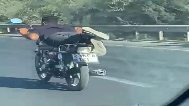 Elazığ'da motosikletli maganda herkesin canını hiçe saydı! Motosikleti yatarak sürdü - Resim: 1