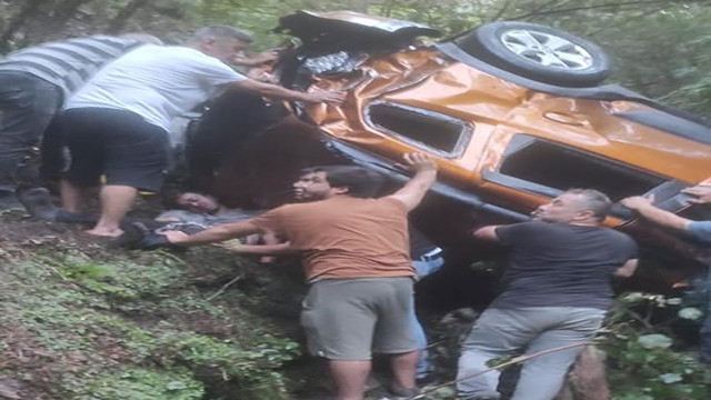 Giresun'da feci kaza! Otomobil 200 metrelik uçuruma yuvarlandı: 1 ölü, 4 yaralı - Resim: 0