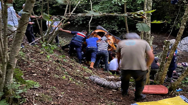 Giresun'da feci kaza! Otomobil 200 metrelik uçuruma yuvarlandı: 1 ölü, 4 yaralı - Resim: 1