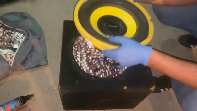 Uyuşturucunun çıktığı yer pes dedirtti! Otomobilin hoparlöründen binlerce sentetik hap çıktı - Resim: 0