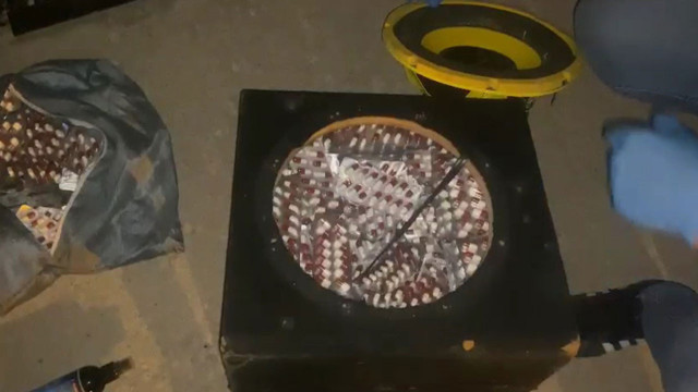 Uyuşturucunun çıktığı yer pes dedirtti! Otomobilin hoparlöründen binlerce sentetik hap çıktı - Resim: 1