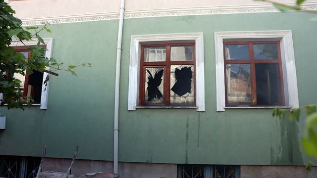 Müstakil ev alev alev yandı! 3'ü çocuk 5 kişi zehirlendi - Resim: 1