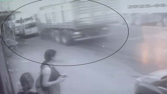 Hatay'da kontrolden çıkan kamyon önce pak halindeki tıra sonra 2 otomobile çarptı: 2 kişi yaralandı. - Resim: 0