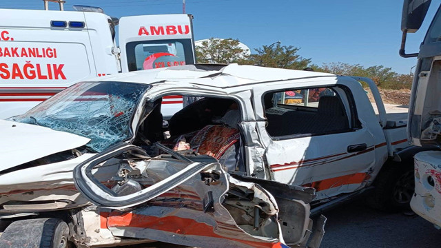 Kamyonet ve kamyon çarpıştı, hurdaya döndü! 2 kişi yaralandı - Resim: 0