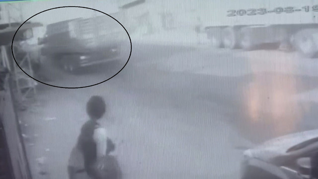 Hatay'da kontrolden çıkan kamyon önce pak halindeki tıra sonra 2 otomobile çarptı: 2 kişi yaralandı. - Resim: 1