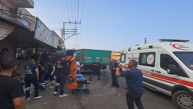 Hatay'da kontrolden çıkan kamyon önce pak halindeki tıra sonra 2 otomobile çarptı: 2 kişi yaralandı. - Resim: 2