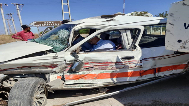 Kamyonet ve kamyon çarpıştı, hurdaya döndü! 2 kişi yaralandı - Resim: 2