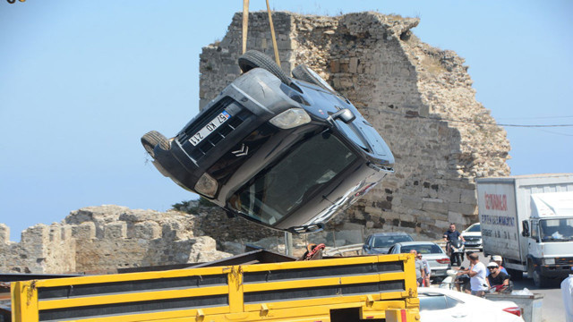 Sinop'ta el frenini çekmeyi unutan sürücünün aracı yokuşta takla attı! - Resim: 0
