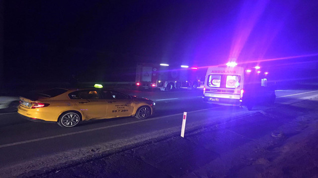 Tekirdağ'da yön tabelasına çarpan sürücü ölümden dündü! - Resim: 1