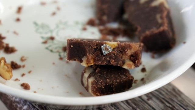 Marketten aldığı helvayı yerken dişi kırıldı! Helvanın içinden çıkan şoke etti - Resim: 1