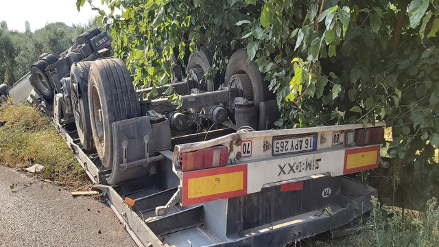 Bursa'da saç yüklü tır takla attı! Zeytin ağalarının arasına sıkıştı - Resim: 1