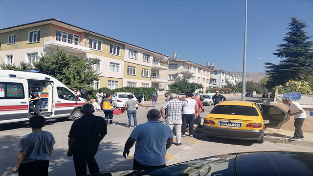 Erzincan'da iki otomobil kafa kafaya çarpıştı: 3 yaralı - Resim: 0