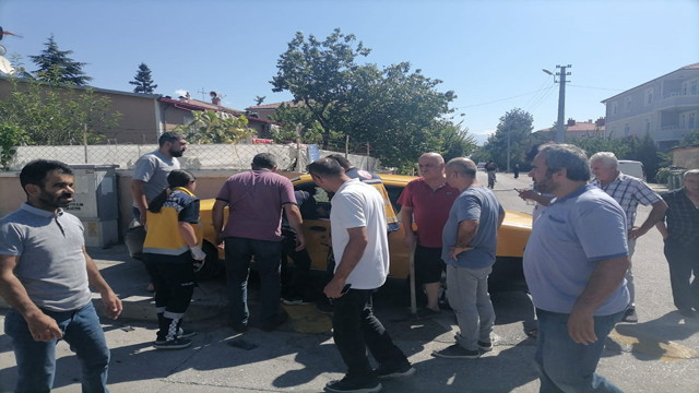 Erzincan'da iki otomobil kafa kafaya çarpıştı: 3 yaralı - Resim: 1