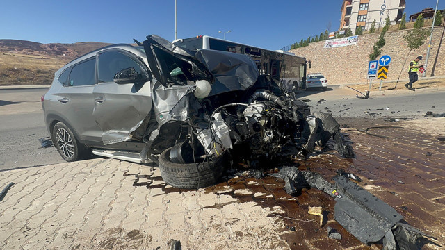Elazığ'da cip ile otobüs çarpıştı! Hurdaya dönen araçta 1’i ağır 3 kişi yaralandı - Resim: 1